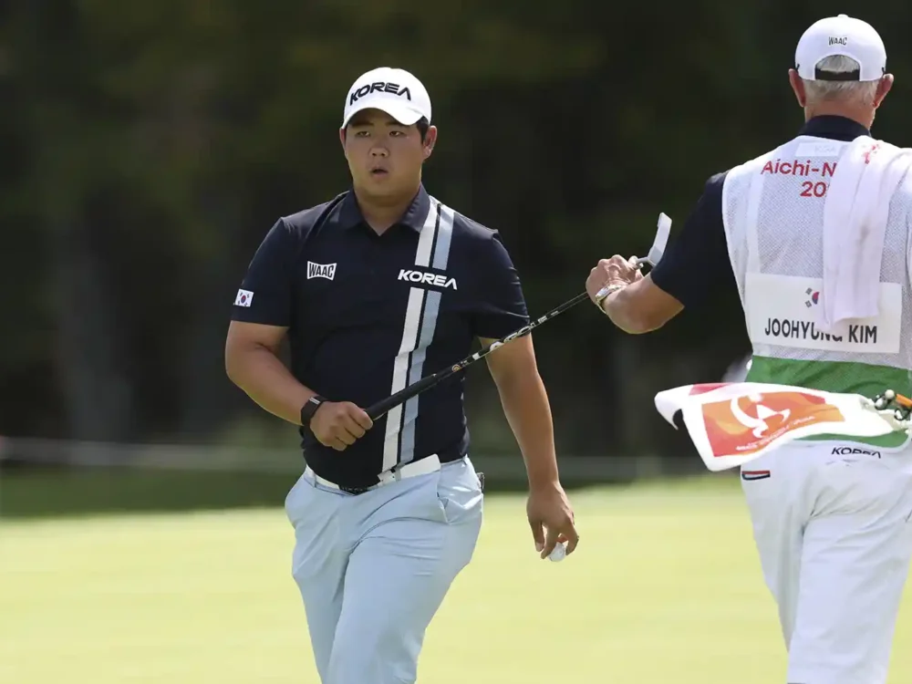 Tom Kim charges into lead in bid to avoid military service​